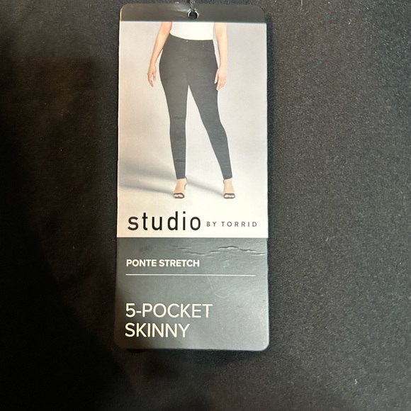 NWT! Torrid black Ponte Strech 5 Pocket Pants - Size 20R - Picture 3 of 5